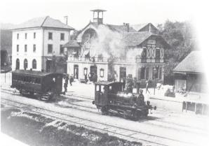 Tramlokomotive vor dem Beinwiler Bahnhof 1903